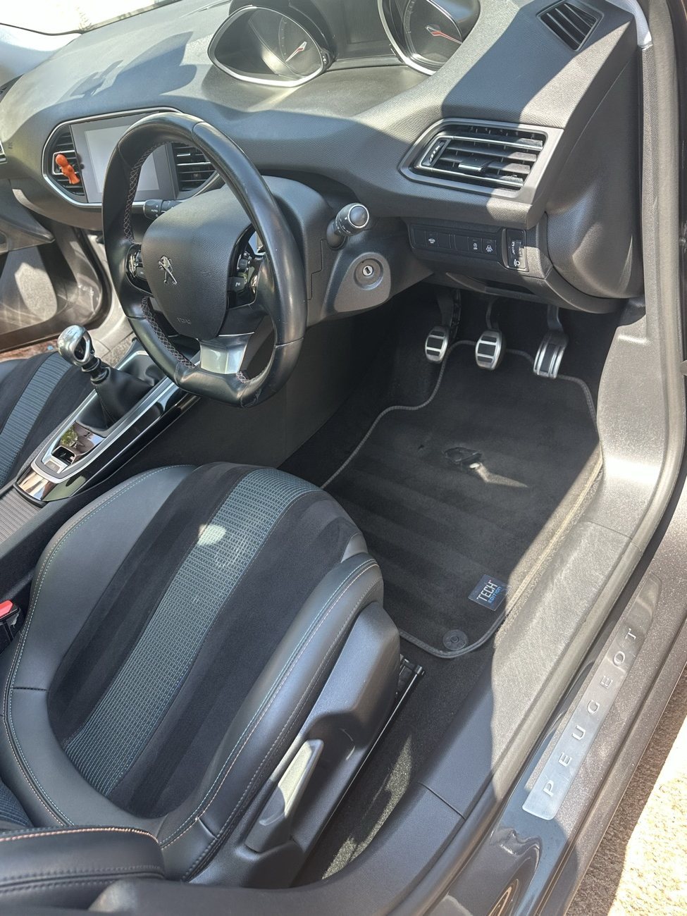 Peugeot 308 front footwell after cleaning