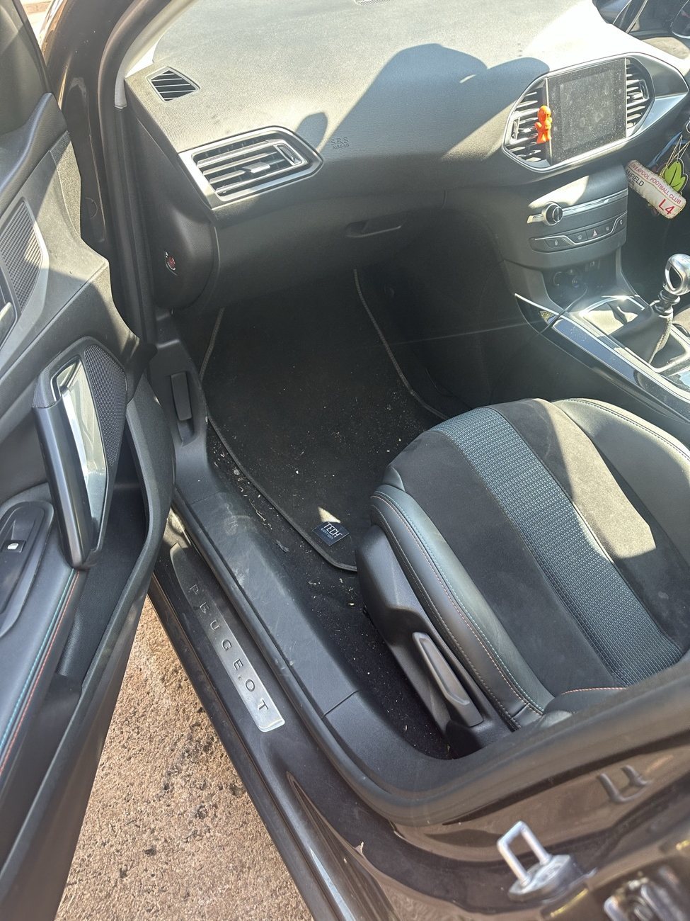 Peugeot 308 front footwell before, debris on the mat