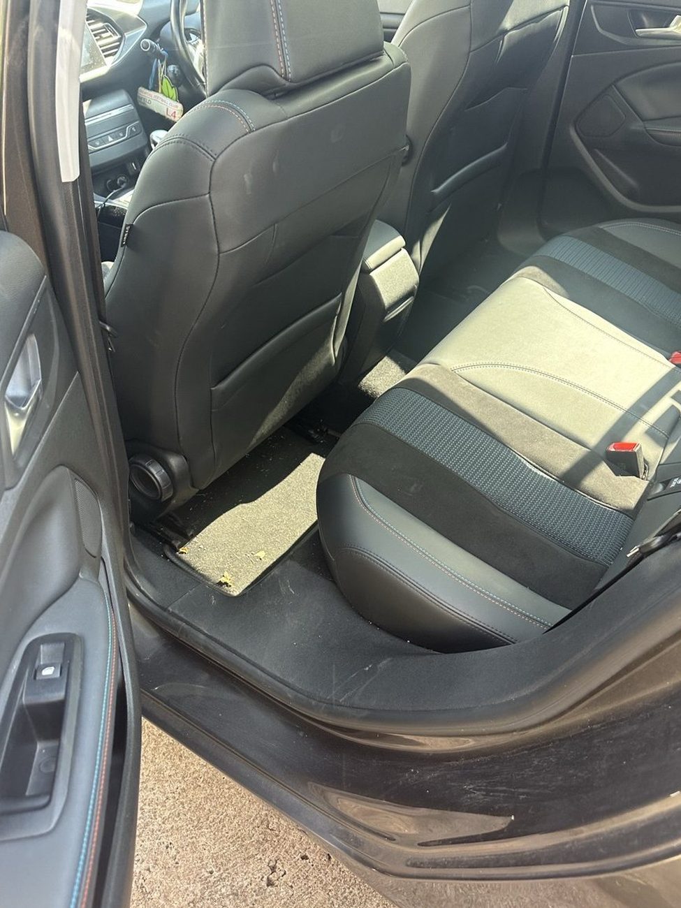 Peugeot 308 rear seats before, crumbs and debris